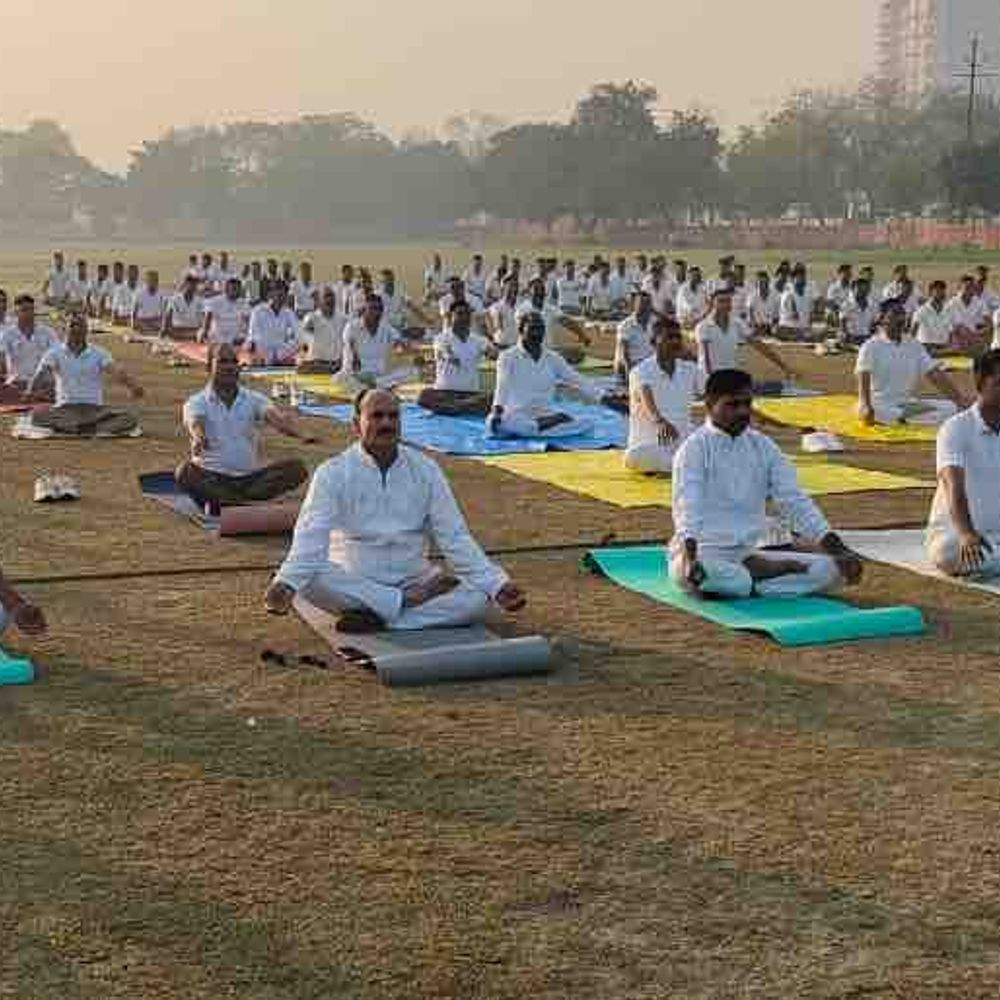 37वीं वाहिनी पीएसी ने योगाभ्यास किया:'योग फॉर वन अर्थ, वन हेल्थ' रही थीम, सेनानायक बोले- खुद से जुड़ने का दिन