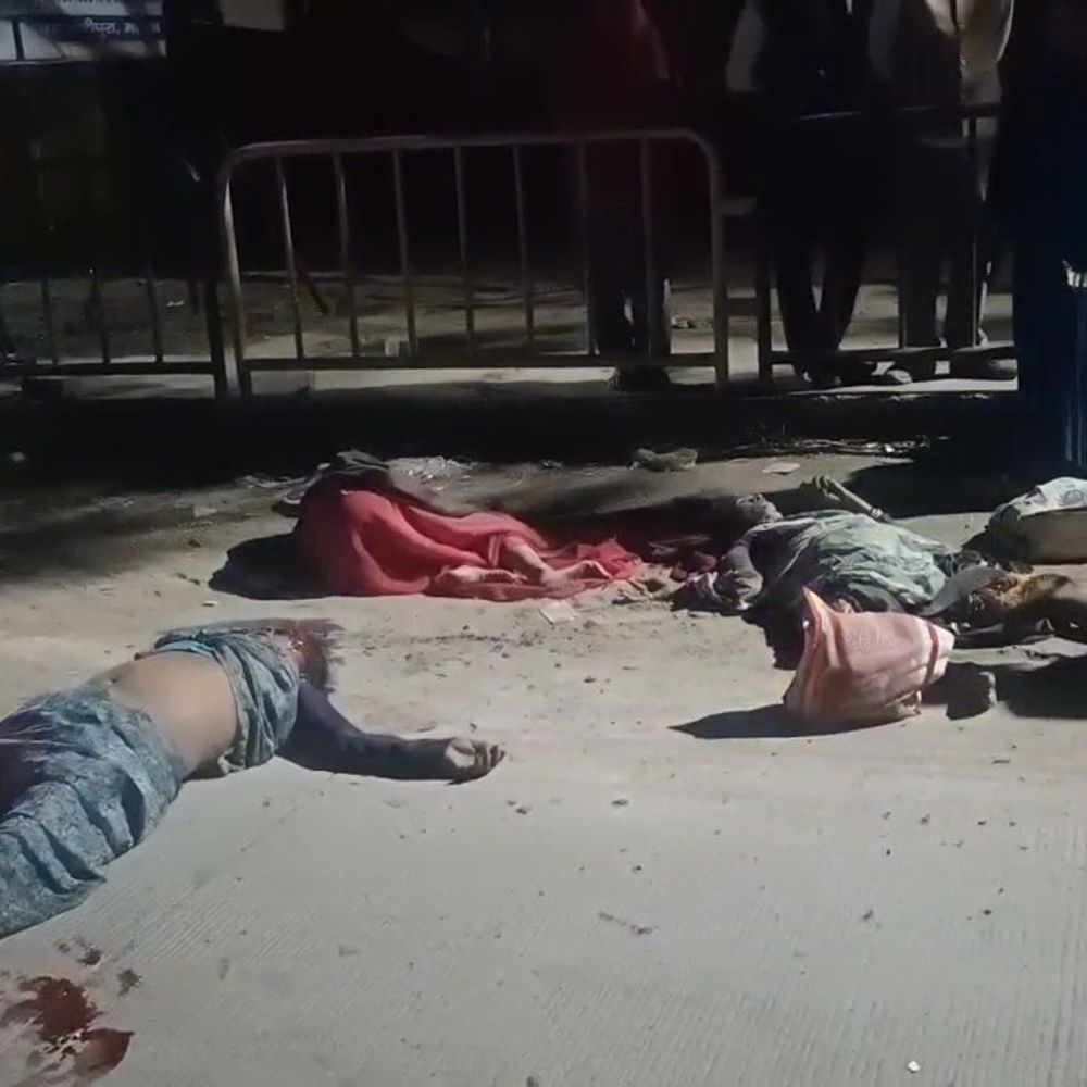 पिकअप ने 5 महिलाओं को रौंदा, 3 की मौत:महोबा में शादी समारोह से लौट रही थीं, 2 गंभीर घायल; चालक फरार