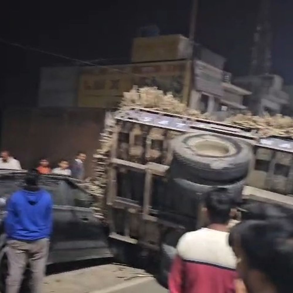 पीलीभीत में गन्ने से भरा ट्रैक्टर पलटा:किसान नेता की कार क्षतिग्रस्त, दो ट्रैक्टरों की रेस बनी वजह