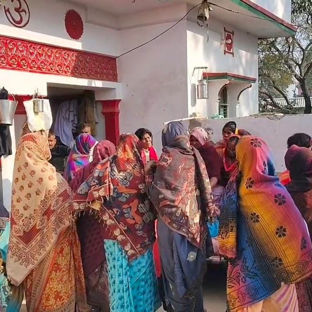 बस्ती में फंदे से लटका मिला युवक का शव:परिजन बोले- देर रात निमंत्रण समारोह से लौटा था, बीच में छोड़ दी थी पढ़ाई