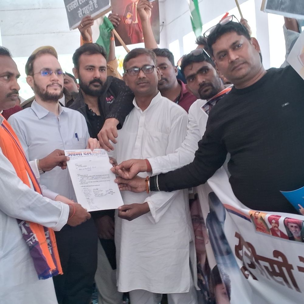 भदोही में अपना दल कमेरावादी का पैदल मार्च:यूजीसी लागू करने की मांग को लेकर प्रदर्शन, राष्ट्रपति को सौंपा ज्ञापन