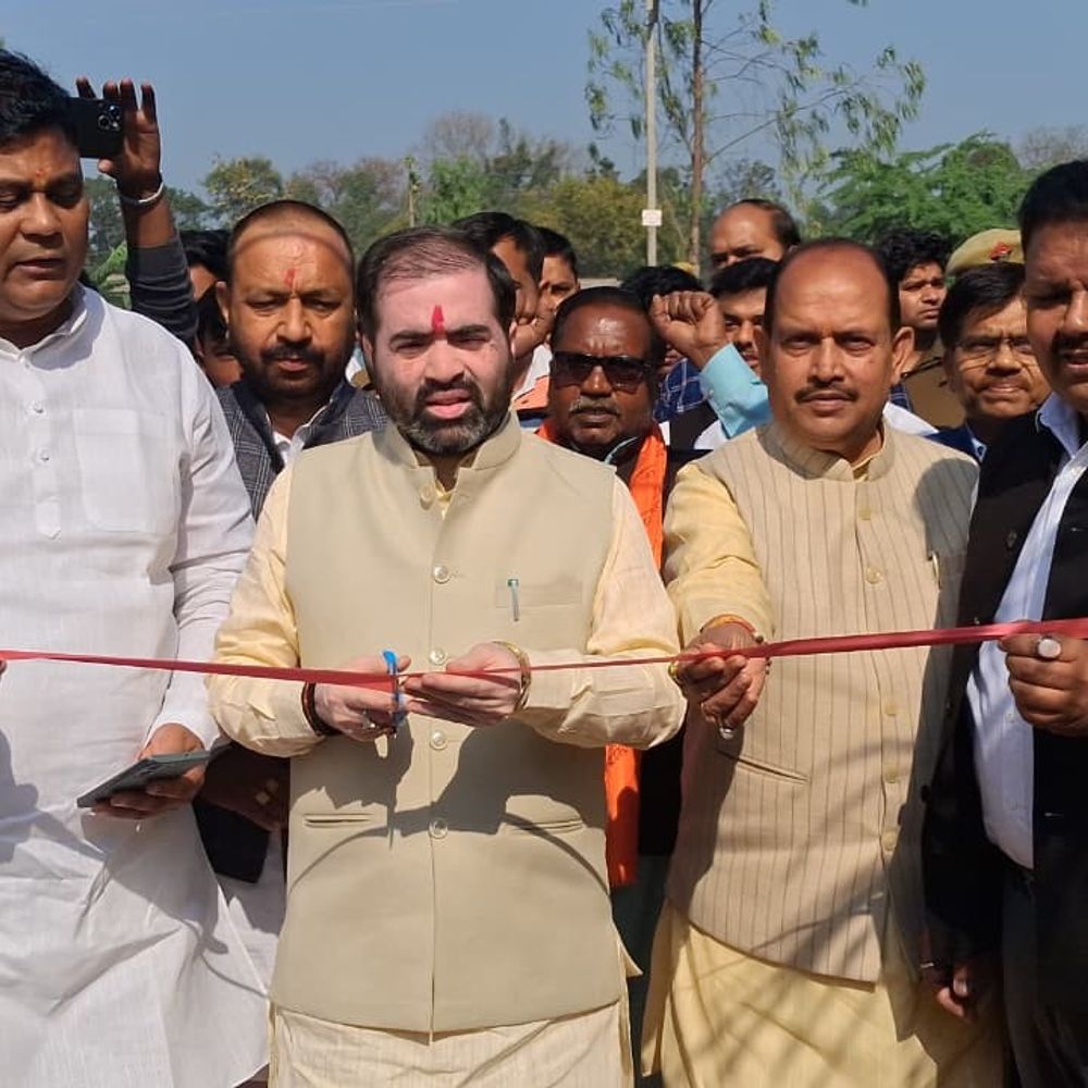 प्रभारी मंत्री ने जिले में विकास कार्य देखे:गांव वालों से बात करके फीडबैक लिया, बुजुर्ग ने राशन कार्ड न बनने की जानकारी दी