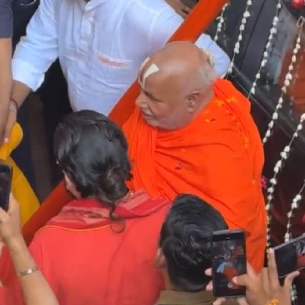 अखिलेश के सवाल पर गाड़ी का शीशा बंदकर निकले रामभद्राचार्य:निजी कार्यक्रम में शामिल होने हेलिकॉप्टर से पहुंचे, श्रद्धालुओं की भीड़ उमड़ी