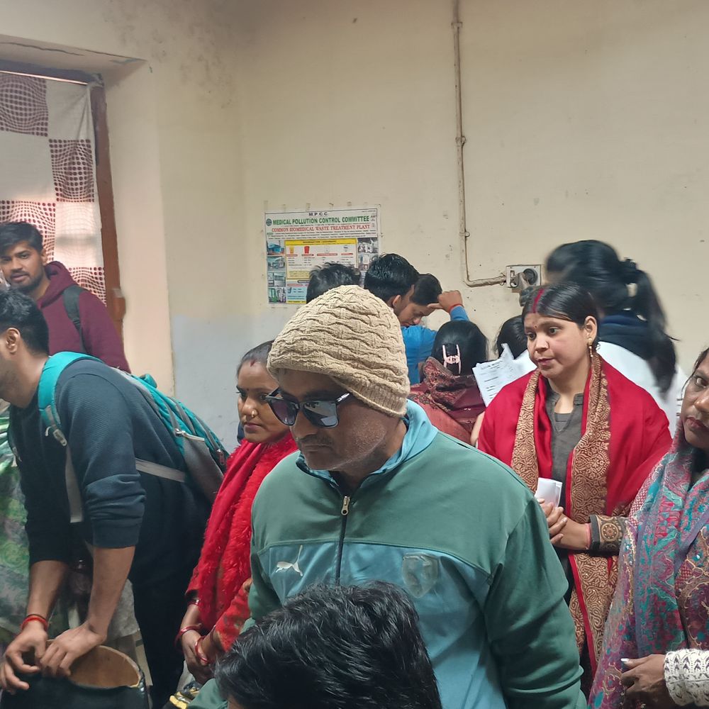 होली की हुड़दंग में बेरंग न हो जाएं आंखें:डॉ.शालिनी मोहन बोलीं- केमिकल रंगों से सावधान रहें, लापरवाही से रोशनी जा सकती है, हर्बल रंग ही चुनें