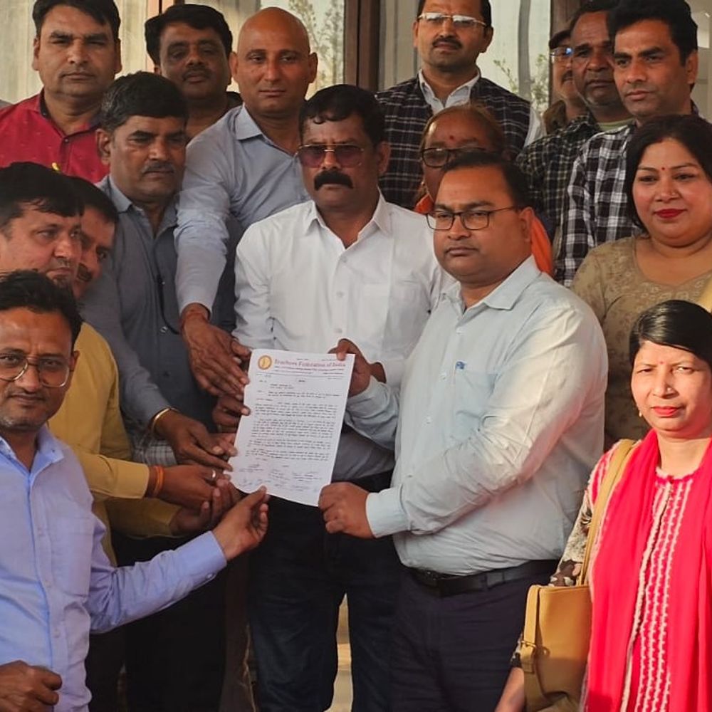 हापुड़ में बीएसए कार्यालय का शिक्षकों ने किया घेराव किया:टीईटी अनिवार्यता के विरोध में एडीएम को सौंपा ज्ञापन