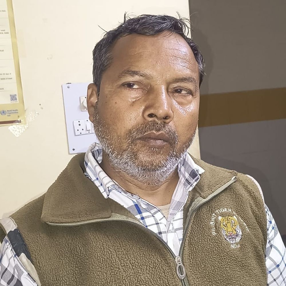 पीलीभीत में वनकर्मी रिश्वत लेते रंगे हाथों गिरफ्तार:रेत ट्रकों से अवैध वसूली का खुलासा, एंटी करप्शन टीम ने की कार्रवाई