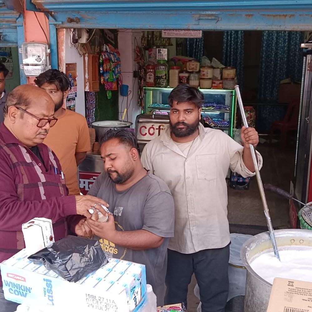 अंबेडकरनगर में होली से पहले मिलावटखोरों पर चला अभियान:307 किलो खाद्य पदार्थ जब्त, 12 नमूने जांच को भेजे गए