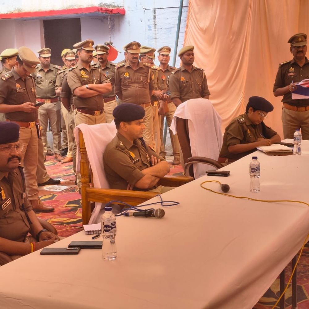 बलरामपुर एसपी ने ट्रैफिक व्यवस्था में सुधार को लेकर बैठक:थाना निरीक्षण में व्यवस्थाओं का जायजा, होली पर लोगों से समन्वय बनाने की अपील