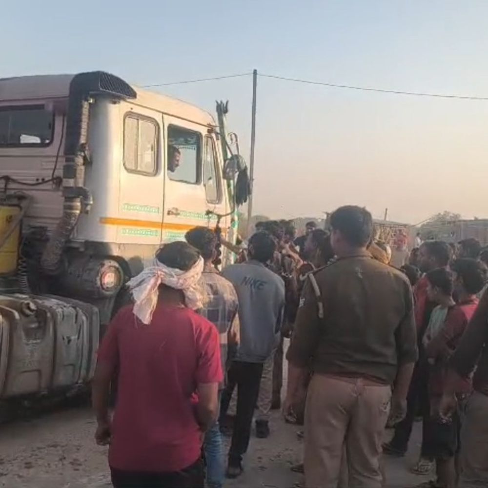 फतेहपुर में 14 साल की लड़की को डंपर ने कुचला:ग्रामीणों ने सड़क जाम की, 4 घंटे बाद पुलिस ने डांटते हुए धक्का देकर हटाया