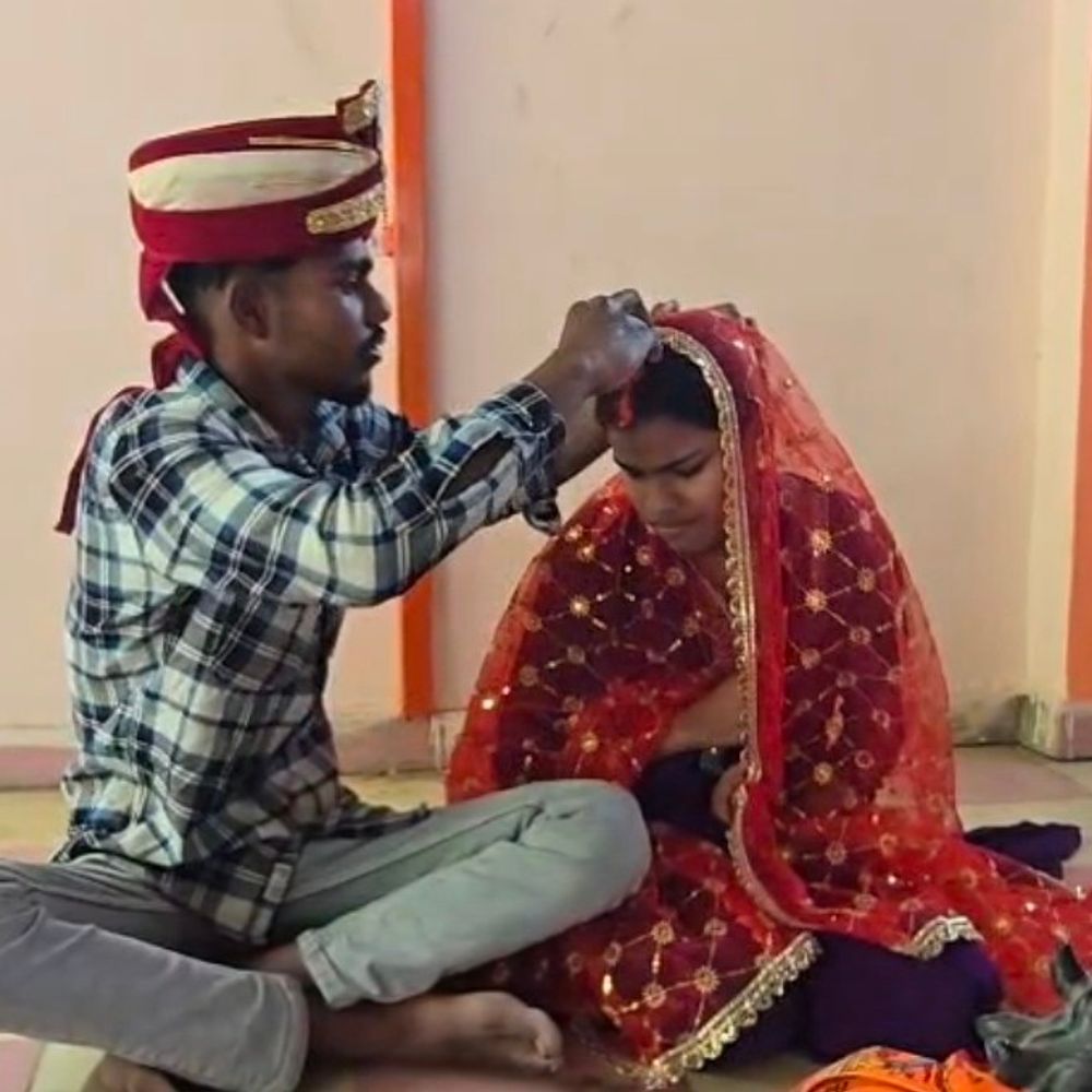 रायबरेली में मुस्लिम युवती ने हिंदू धर्म अपनाकर की शादी:नाजिया बनीं मीनाक्षी ने प्रेमी के साथ मंदिर में लिए सात फेरे