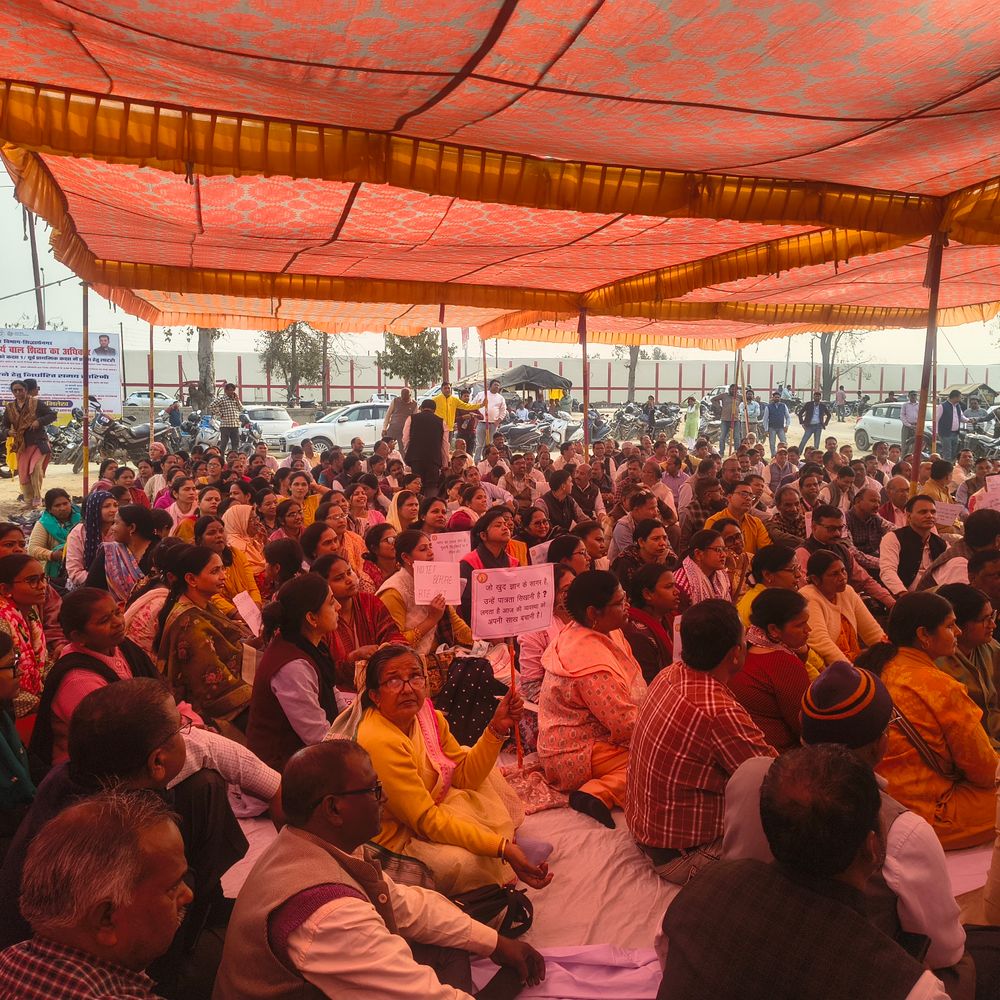 टीईटी अनिवार्यता के विरोध में 400 से अधिक शिक्षक सड़क:सिद्धार्थनगर के बीएससी ग्राउंड पर धरना, जंतर-मंतर तक आंदोलन की चेतावनी