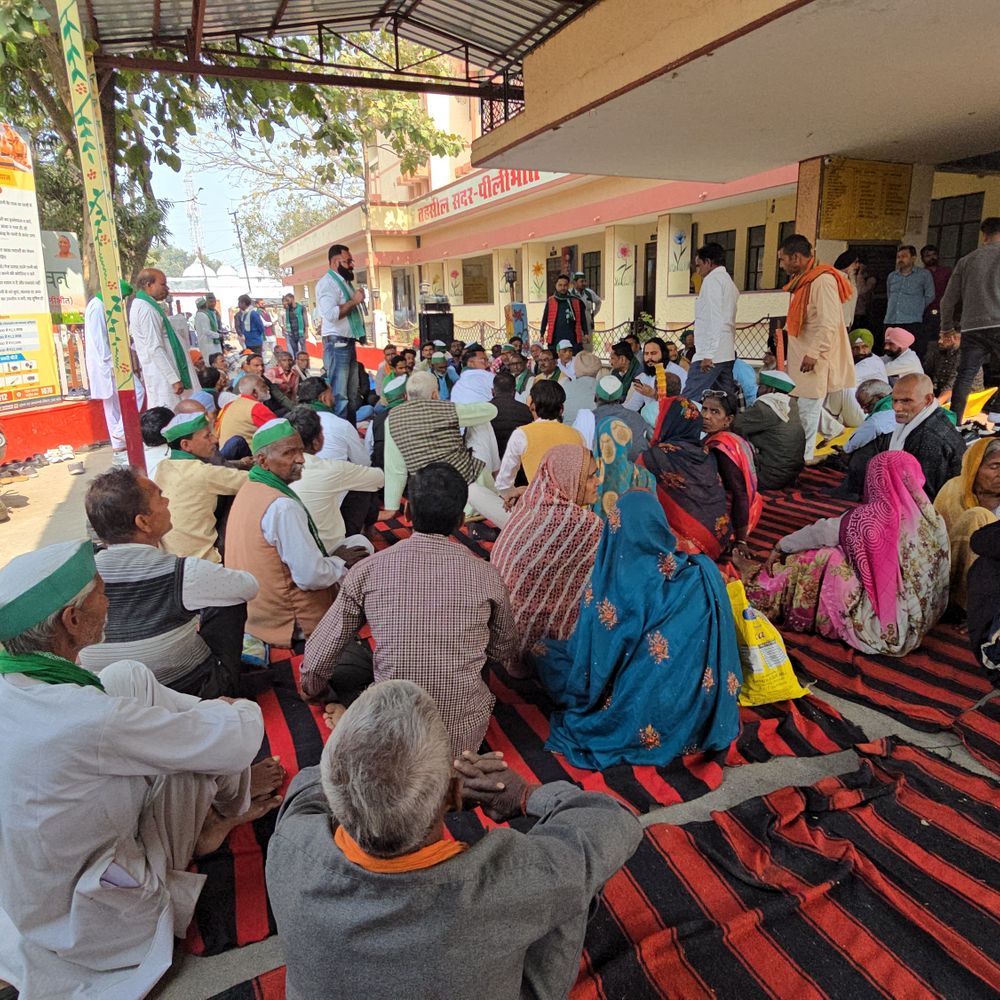 भाकियू ने तहसील प्रशासन के खिलाफ किया प्रदर्शन:भ्रष्टाचार और उत्पीड़न का आरोप लगाते हुए SDM को सौंपा ज्ञापन