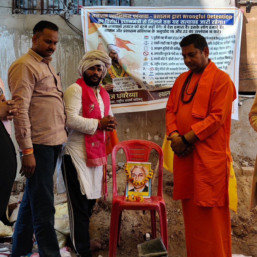 हाथरस में आरएसपी अध्यक्ष का धरना जारी:धरनास्थल पर मनाई बीएन राव की जयंती, समर्थन देने वालों की लगी रही भीड़