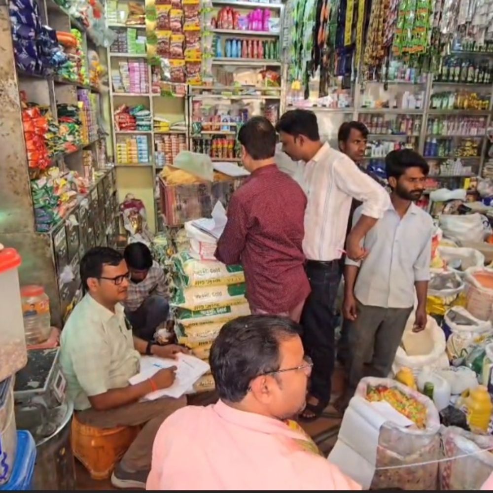 जालौन में खाद्य विभाग का अभियान:होली को लेकर कई दुकानों पर छापेमारी, खाद्य पदार्थों के नमूने लेकर जांच को भेजे