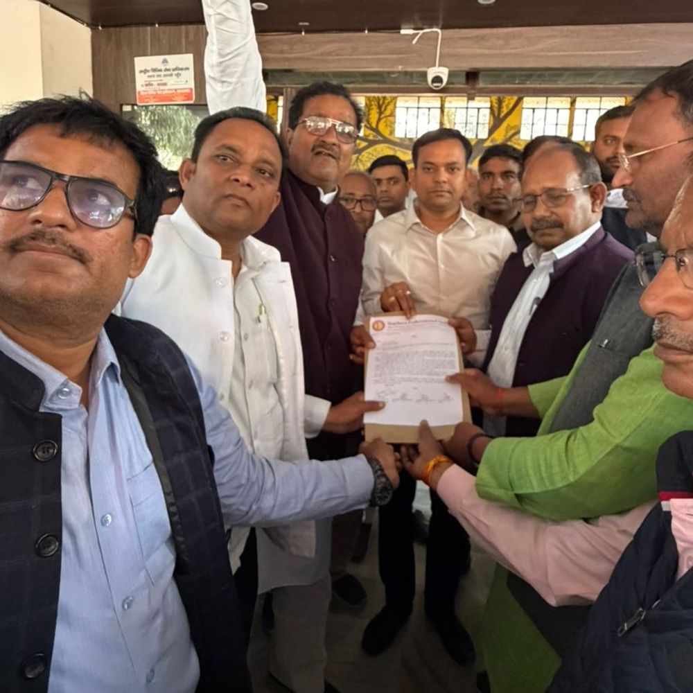 टीईटी अनिवार्यता के विरोध में शिक्षकों का प्रदर्शन:महराजगंज में बीएसए कार्यालय पर दिया धरना, सौंपा ज्ञापन