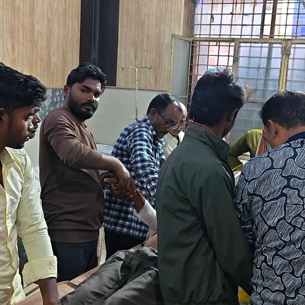 कार ने दो लोगों को मारी टक्कर, एक की मौत:रायबरेली में दुकानदार गंभीर रुप से घायल; वाहन छोड़कर चालक फरार