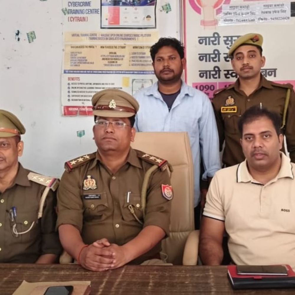 बस्ती में साइबर ठगी का आरोपी गिरफ्तार:KYC अपडेट के नाम पर ठगे थे एक लाख लाख रुपए, पुलिस ने किए बरामद