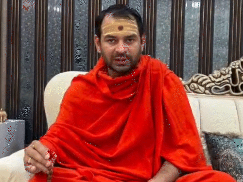 तेज प्रताप यादव का नया अवतार:हाथों में रुद्राक्ष लिए शिव भक्ती में लीन, यूजर बोले- बाबा बागेश्वर 2; एक ने कहा- कोई तो प्रोफेशन छोड़ दें प्रभु