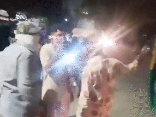 इंदौर में जहरीली गैस फैली, 5 की तबीयत बिगड़ी:लोगों को सांस लेने में परेशानी, उल्टियां हुईं; घरों से बाहर निकले