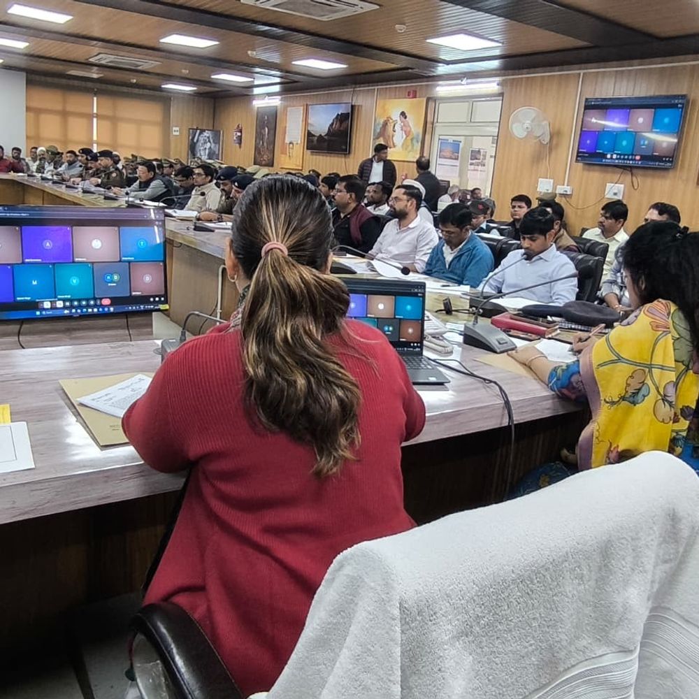 बिजनौर में ओवरलोडिंग वाहनों पर सख्ती:डीएम ने दिए निर्देश, एआरटीओ दिन-रात करें औचक चेकिंग