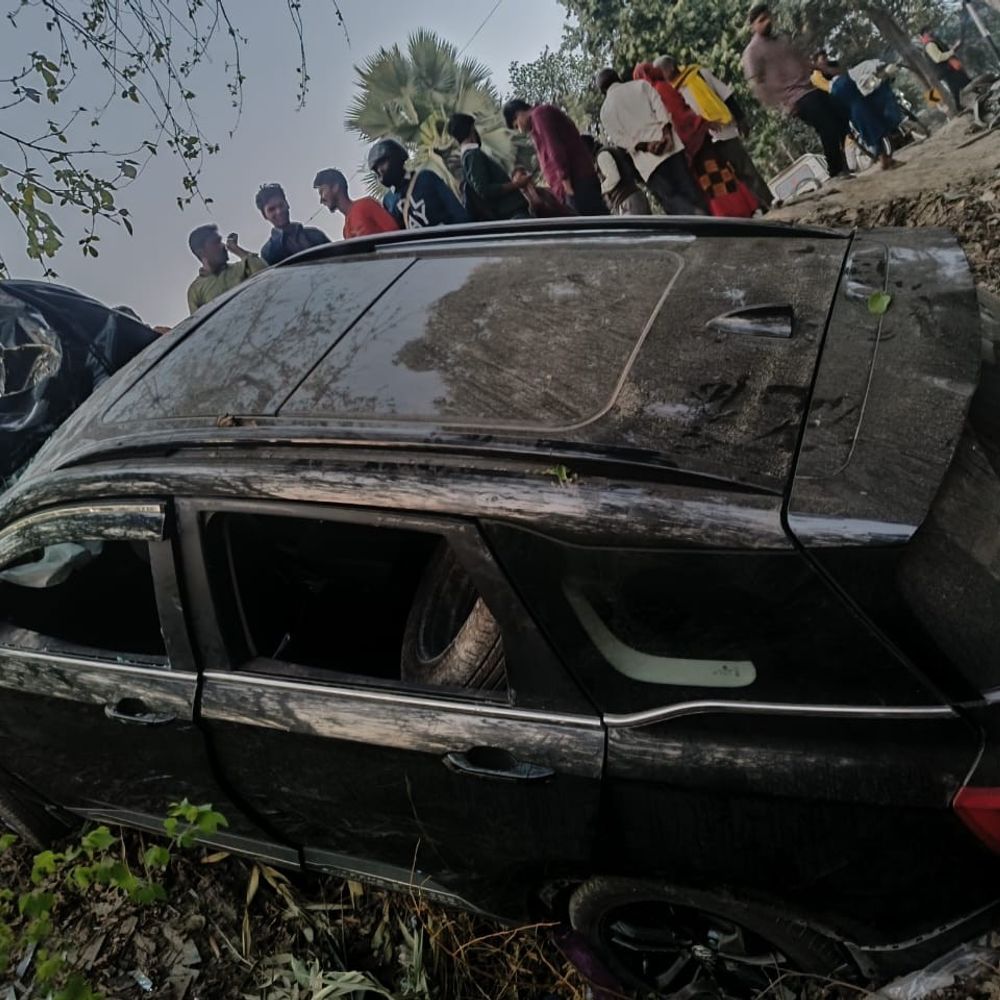 देवरिया में अनियंत्रित कार पेड़ से टकराई:चालक समेत पांच गंभीर घायल, मेडिकल कॉलेज रेफर