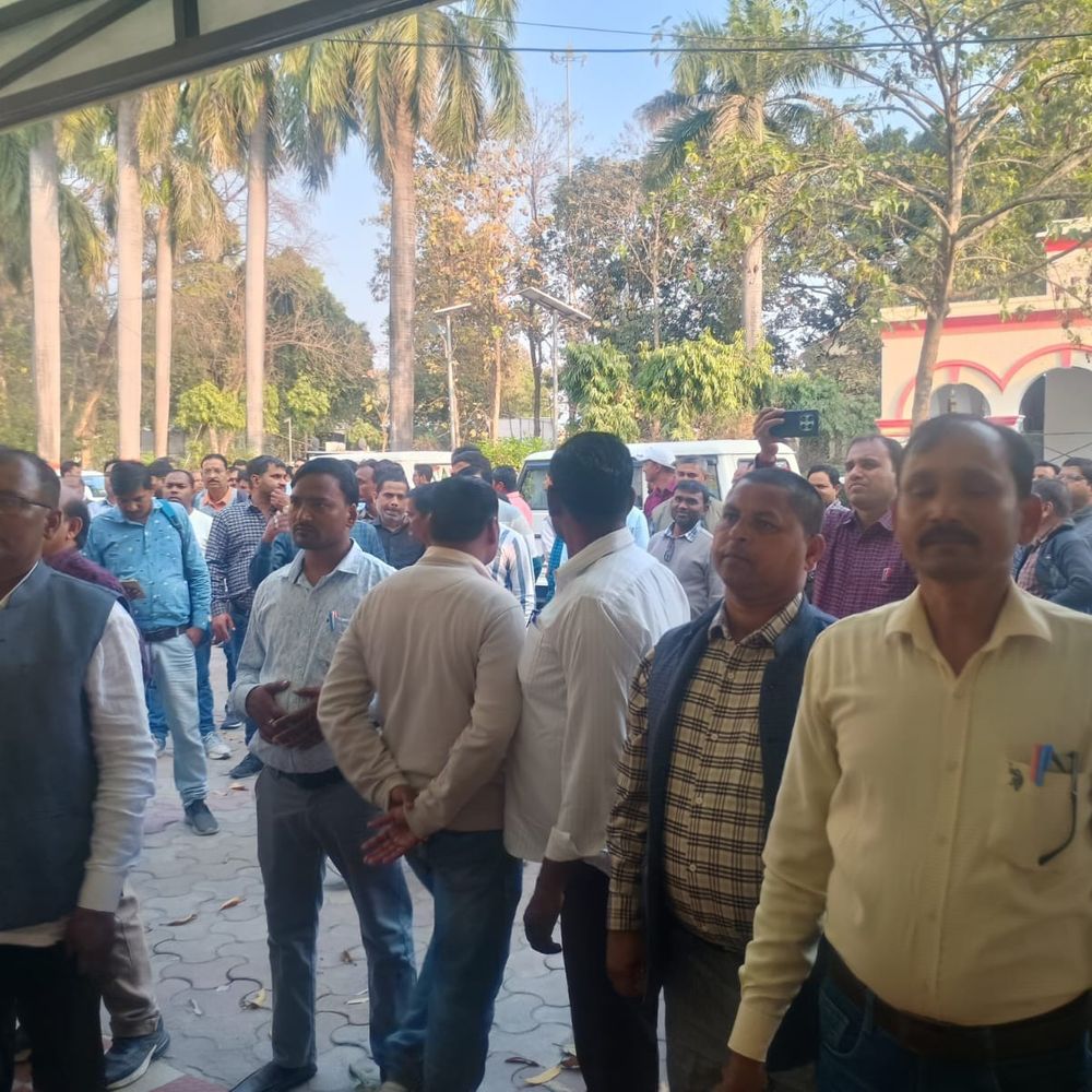 गोंडा में TET अनिवार्यता पर शिक्षकों का प्रदर्शन:बीएसए ऑफिस से पैदल मार्च करते हुए डीएम कार्यालय पहुंचे, कहा- सरकार फैसला वापस ले