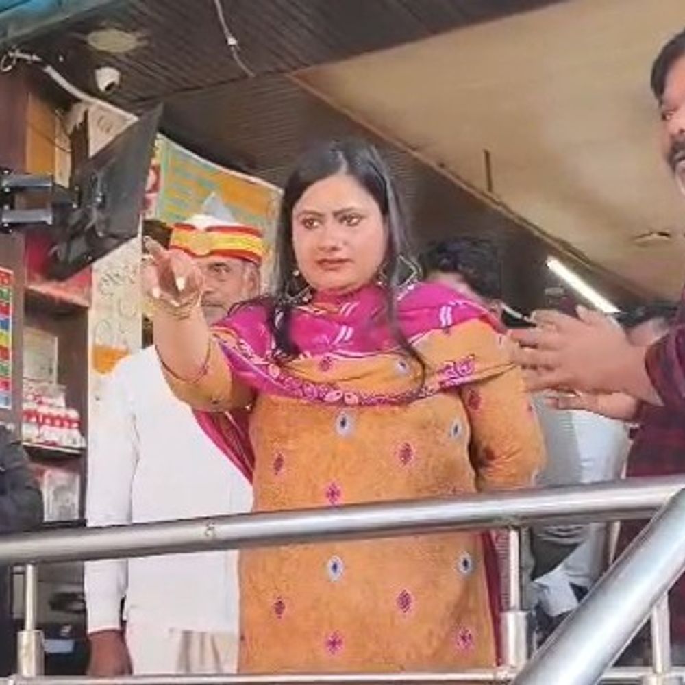 गोंडा में होली से पहले खाद्य विभाग की कार्रवाई शुरू:टीम ने छापेमारी कर 3 दुकानों से लिए 8 सैंपल, SDM भी रहीं साथ