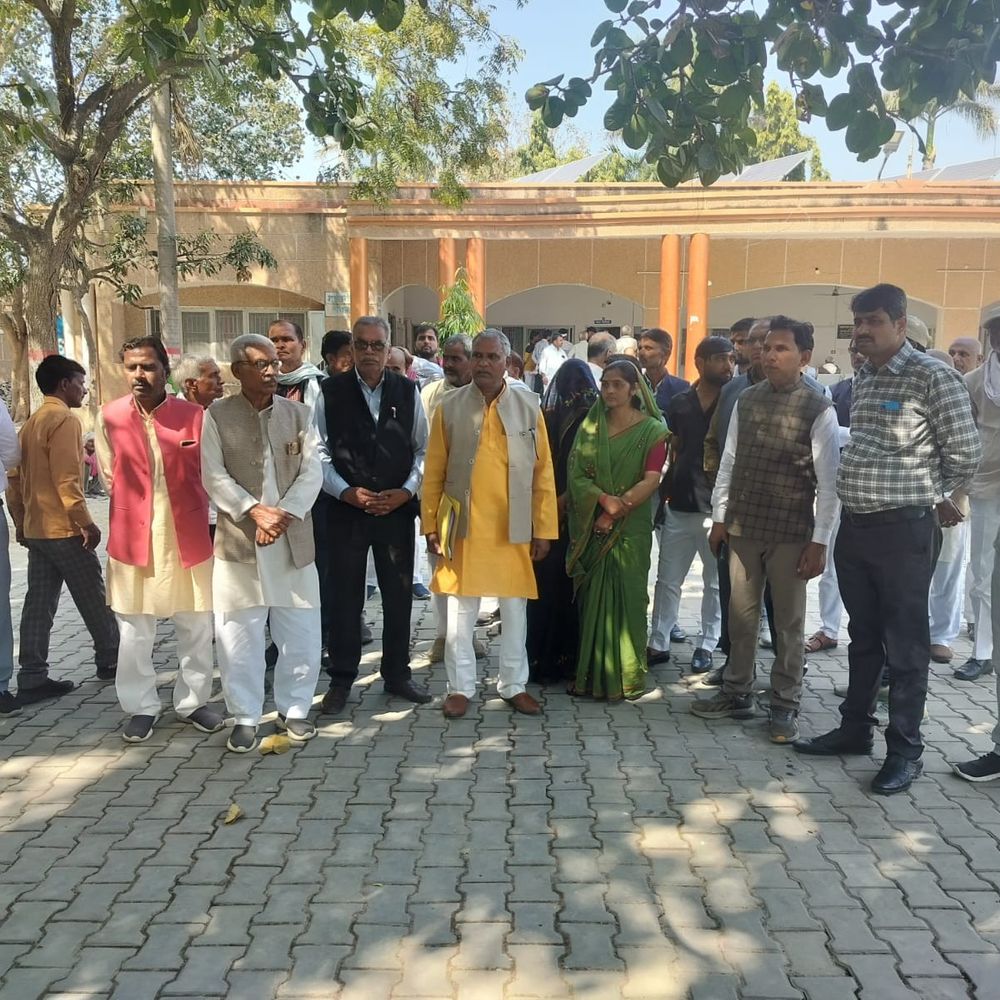 महिला ने पति पर दूसरी शादी का आरोप लगाया:कलेक्ट्रेट पहुंचकर लगाई न्याय की गुहार, इटावा की युवती बोली- ससुराल ने रखने से किया इनकार