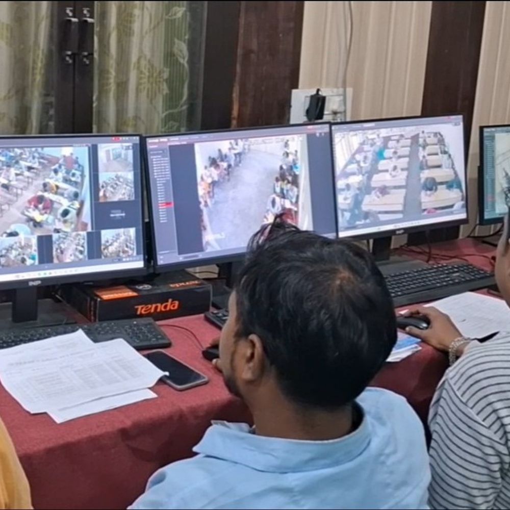 इटावा में यूपी बोर्ड परीक्षा, 98 छात्र अनुपस्थित:कड़ी सुरक्षा के बीच इंटरमीडिएट की परीक्षाएं शांतिपूर्ण संपन्न