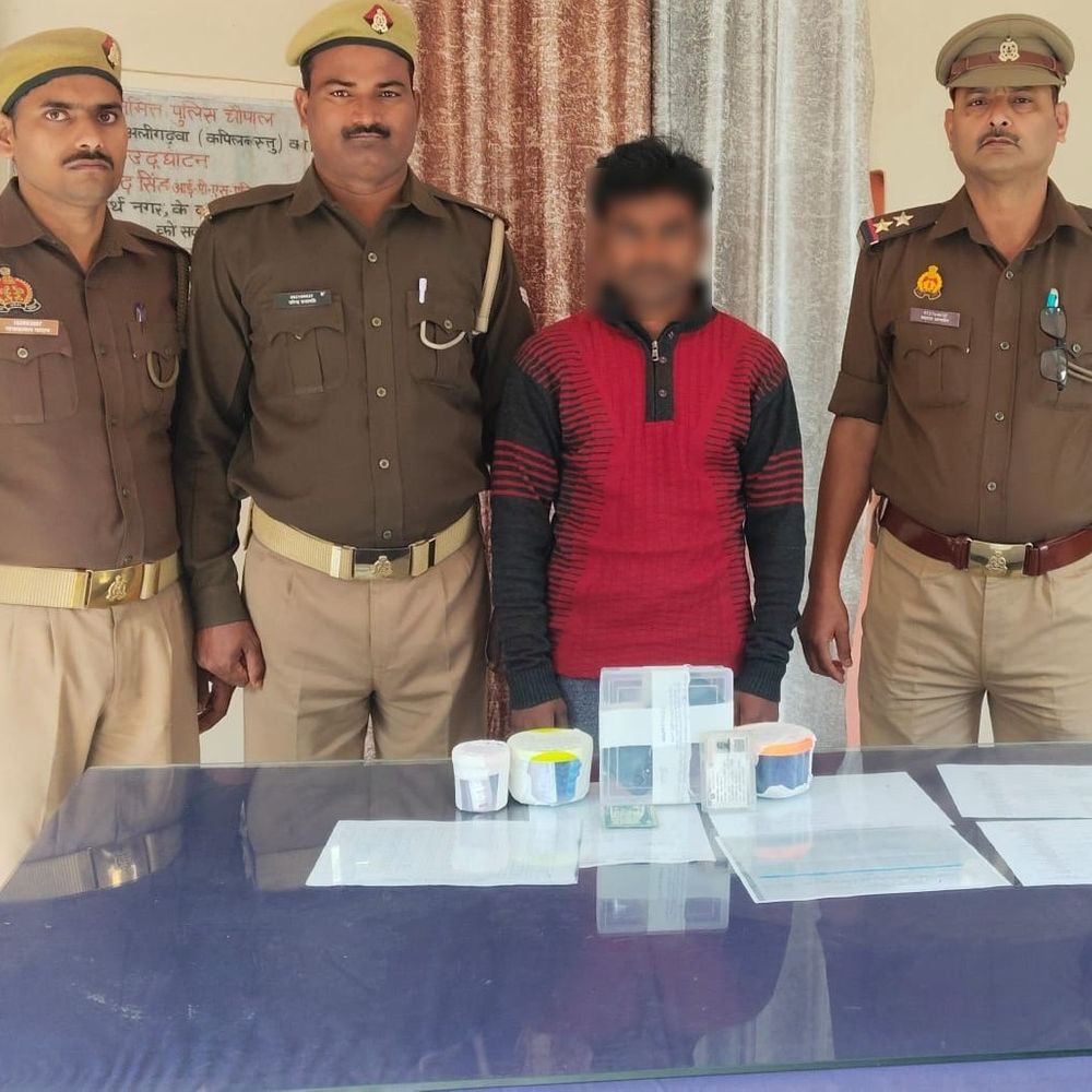 भारत-नेपाल सीमा पर नेपाली युवक गिरफ्तार:भारी मात्रा में प्रतिबंधित नशीली दवाएं मिलीं, बाइक-मोबाइल भी जब्त