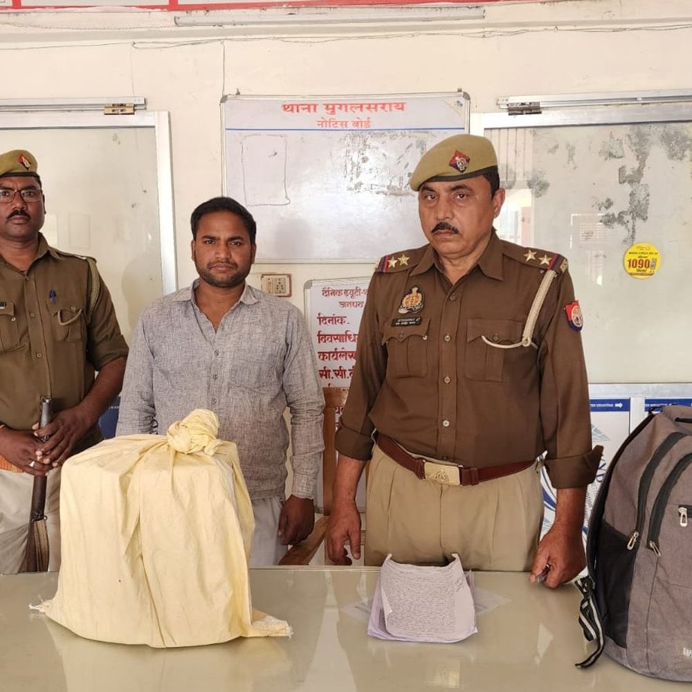 चंदौली में शराब तस्कर गिरफ्तार:बैग में 14 लीटर महंगी शराब बिहार ले जा रहा था, सर्च अभियान के दौरान पकड़ा गया