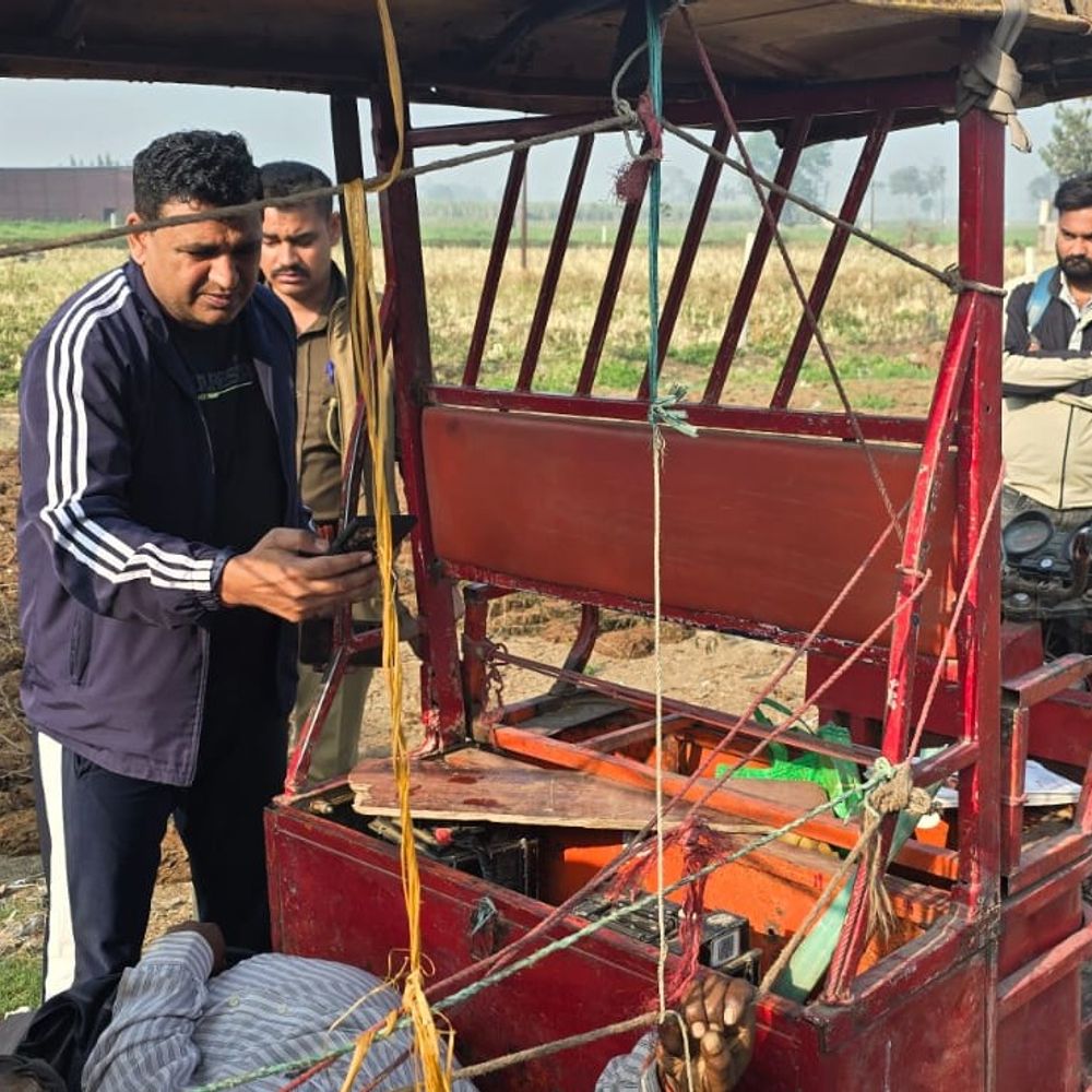 हापुड़ में ई-रिक्शा चालक का मिला शव:पुलिस ने ब्रेनवेव्स स्कूल के पास रिक्शा से बरामद किया