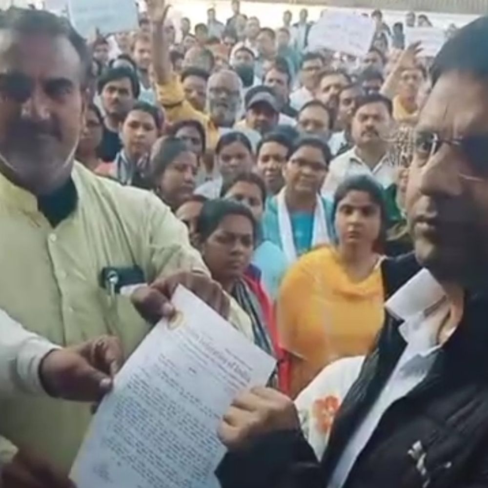 चित्रकूट में शिक्षकों का टीईटी अनिवार्यता के खिलाफ प्रदर्शन:SC के फैसले के बाद सरकार को भेजा ज्ञापन