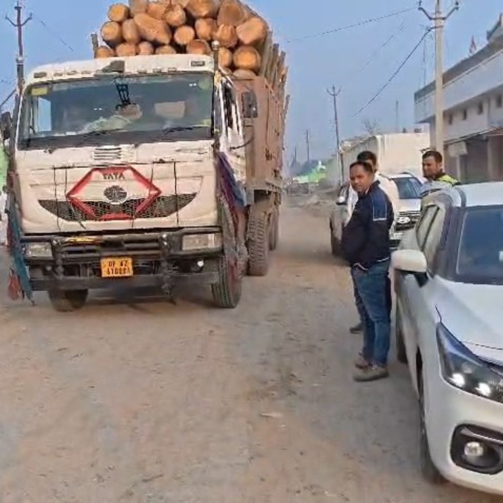 सीतापुर में 24 से अधिक ट्रैक्टर-ट्रॉलियां जब्त:GST और परिवहन विभाग करेगा जुर्माना, अवैध लकड़ी कारोबार पर कार्रवाई