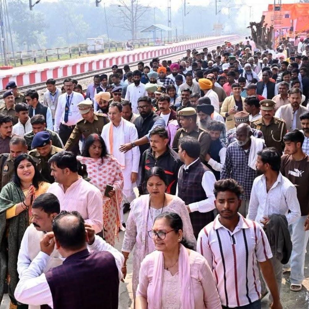 जन शताब्दी एक्सप्रेस का मझोला में ठहराव शुरू:केंद्रीय मंत्री जितिन प्रसाद ने हरी झंडी दिखाकर किया रवाना
