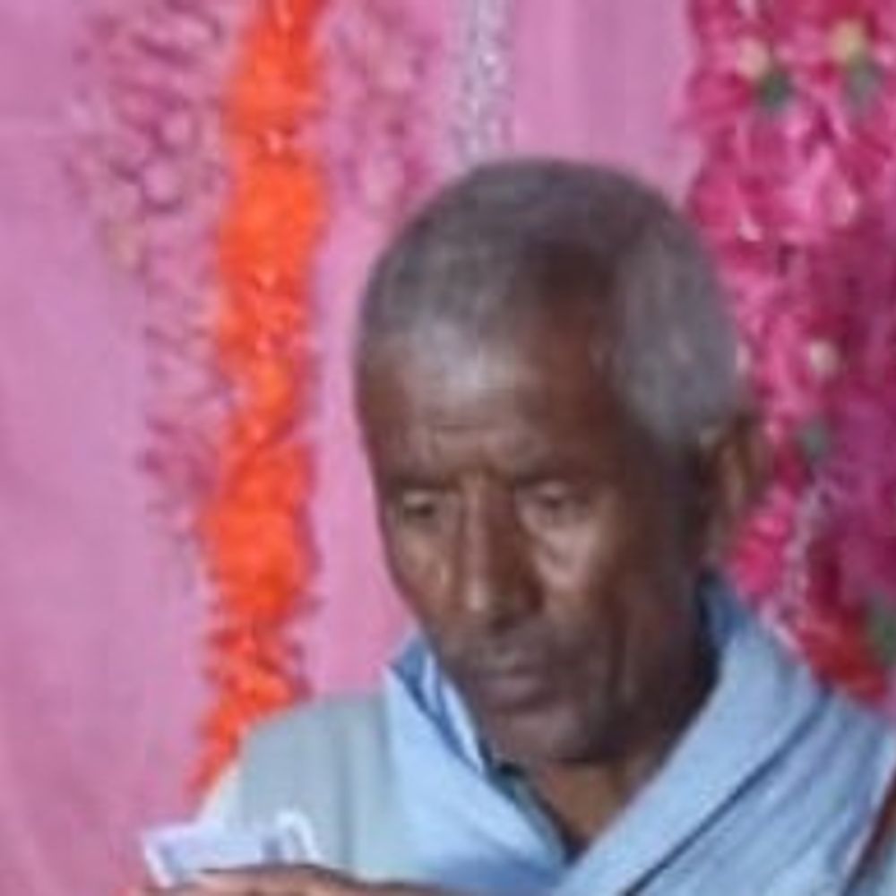 महराजगंज में हाइड्रा क्रेन ने बुजुर्ग को रौंदा:'दुरदुरिया' पूजा का सामान लेने गया था मृतक, चालक फरार