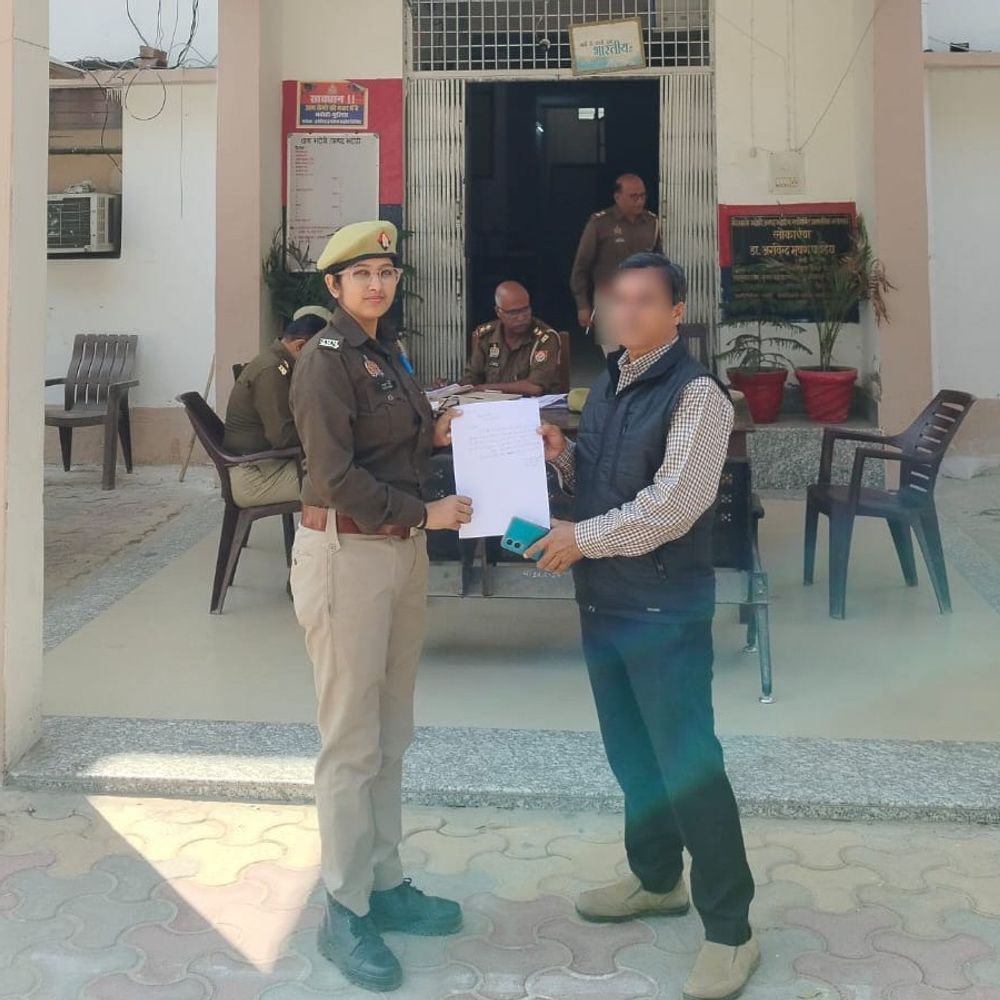 भदोही साइबर हेल्पडेस्क ने 2.61 लाख रुपये वापस कराए:गलती से ट्रांसफर हुए थे पैसे, पीड़ित ने पुलिस का आभार जताया