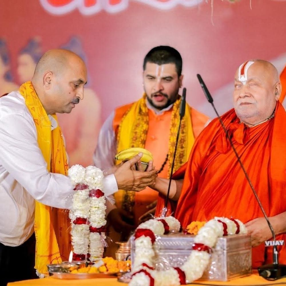 स्वामी रामभद्राचार्य बोले- रामचरितमानस को राष्ट्रग्रंथ घोषित करे सरकार:बस्ती में भारत को 'हिंदू राष्ट्र' बनाने की मांग की, सामाजिक-राष्ट्रीय विमर्श का केंद्र बनी