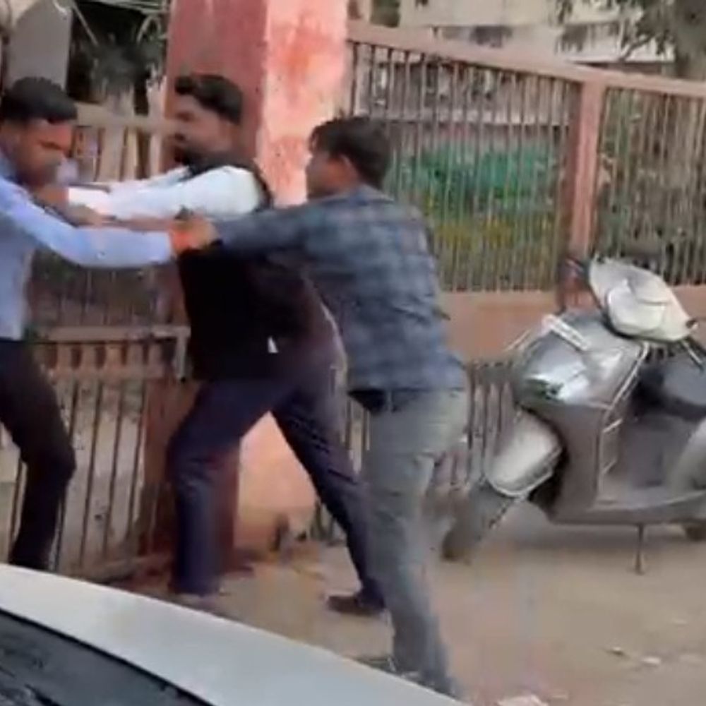 फतेहपुर में बाइक टकराने पर मारपीट:सड़क पर युवकों ने की पिटाई, VIDEO सामने आने पर पुलिस जांच में जुटी