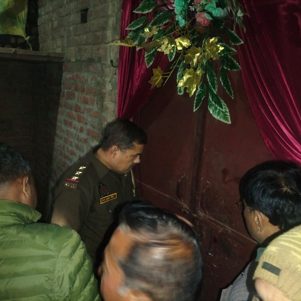 फतेहपुर में बंद घर से 3 लाख की चोरी:शादी समारोह में गया था परिवार, चोरों ने नकदी-जेवरात उड़ाए, पुलिस खंगाल रही CCTV