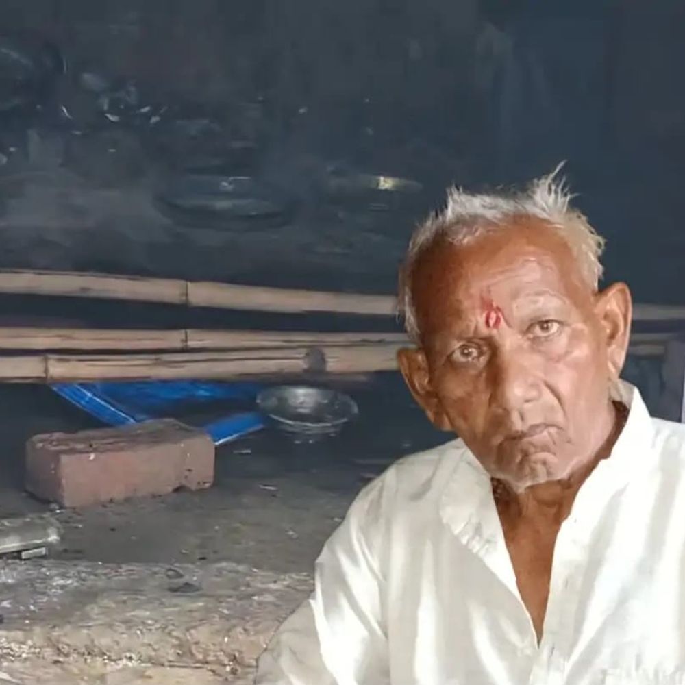 बेटे ने पिता की हत्या कर शव जलाया:इटावा में एक महीने पहले कोठरी में मिला था जला शव, जमीन और पैसा बनी वजह