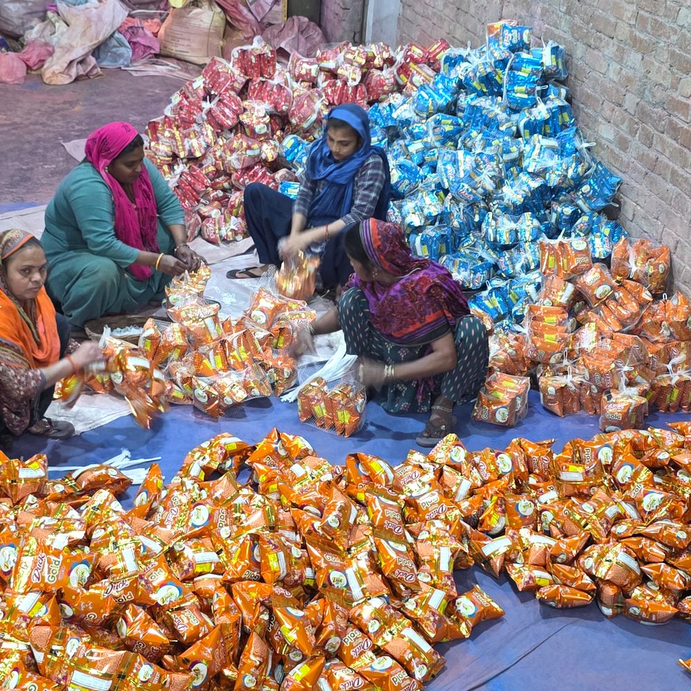 संभल कल्कि नगरी में 300 टन होली का रंग बना:संभल में 40% भगवा रंग की डिमांड बढ़ी, 80 टन तैयार हुआ चॉकलेट