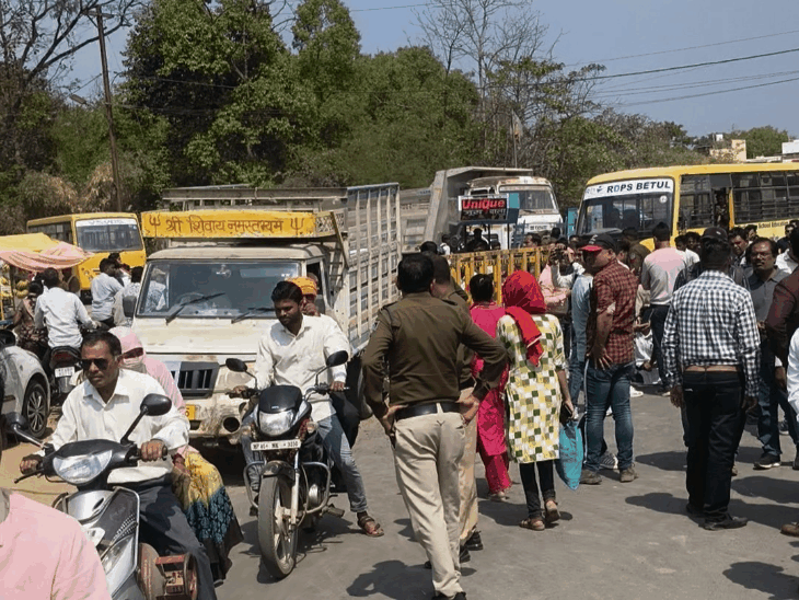बैतूल में पुलिया निर्माण से परेशान छात्रों का चक्काजाम:  2 महीने से रास्ता बंद, डायवर्शन न होने से हो रही परेशानी, अफसरों ने दी समझाइश – Betul News