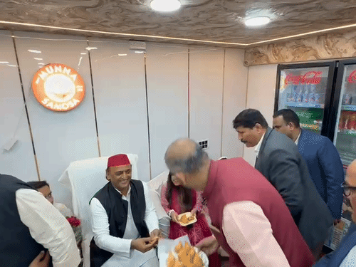 कानपुर में मुन्ना समोसे के दिवाने हुए अखिलेश:मलाई पनीर समोसा की तारीफ की, बोले- हींग का समोसा सबसे अलग