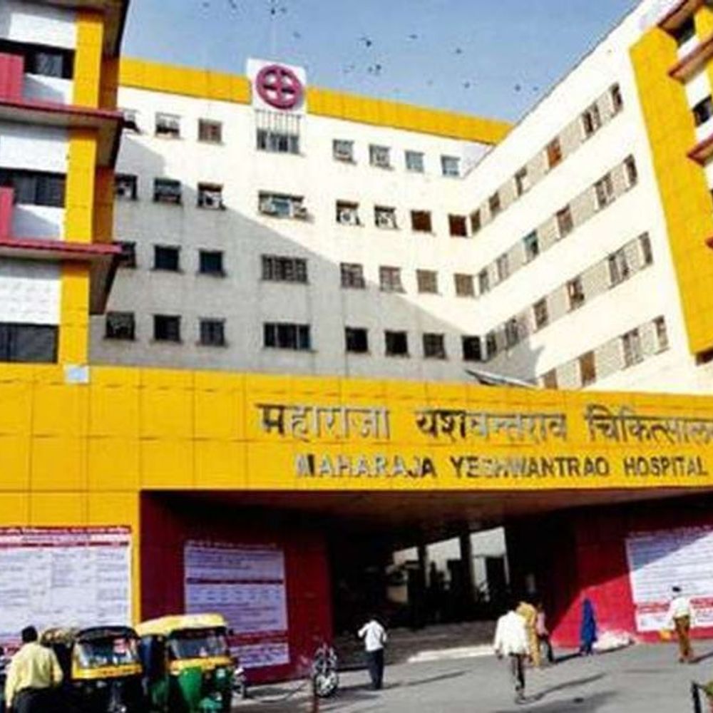 इंदौर में जहरीली गैस फैली, 5 की तबीयत बिगड़ी:लोगों को सांस लेने में परेशानी, उल्टियां हुई; घरों से बाहर निकले लोग