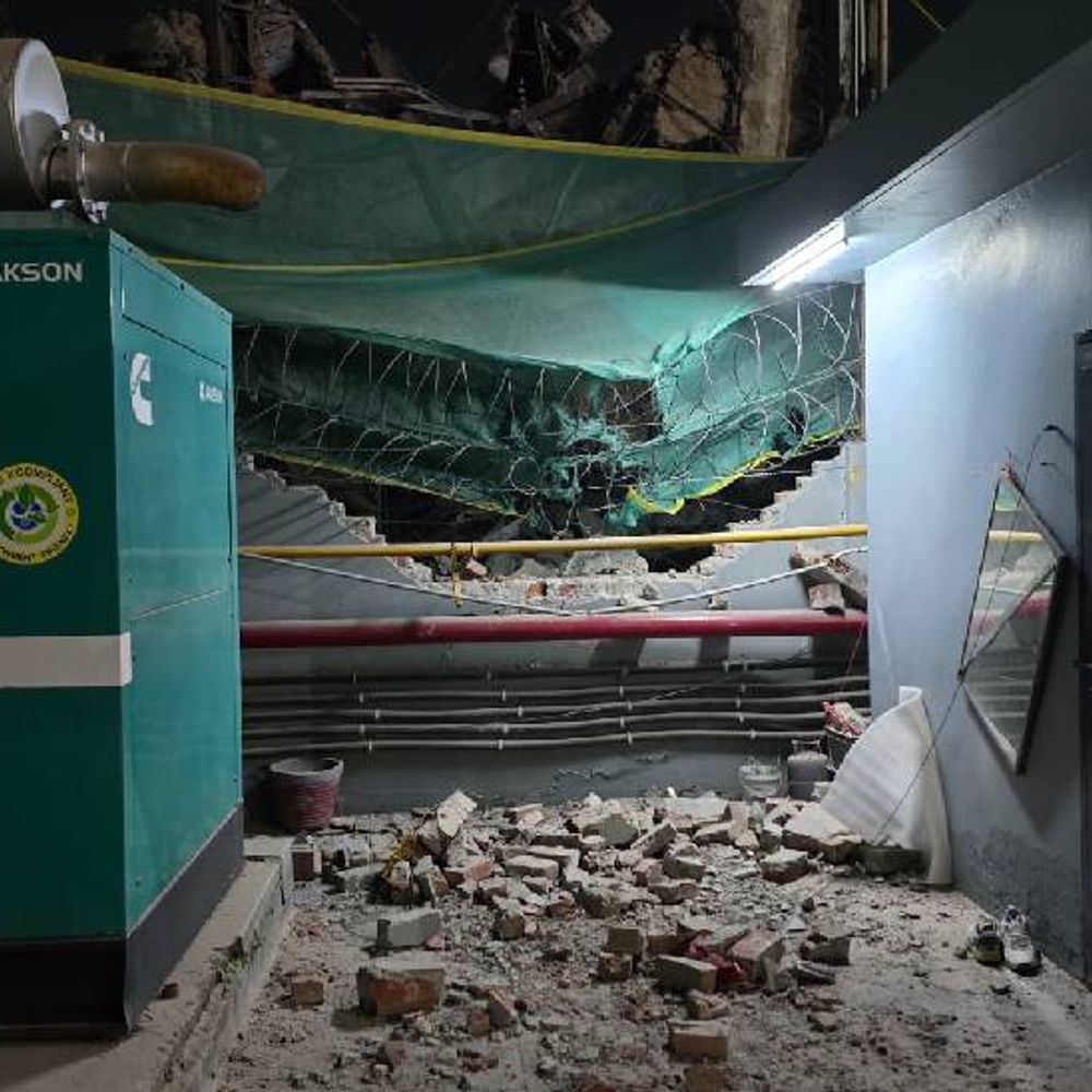 नोएडा में पुरानी बिल्डिंग तोड़ते वक्त भरभराकर गिरी:बगल वाली कंपनी की दीवार और गार्ड रूम पर गिरा मलबा, हादसा होते होते बचा