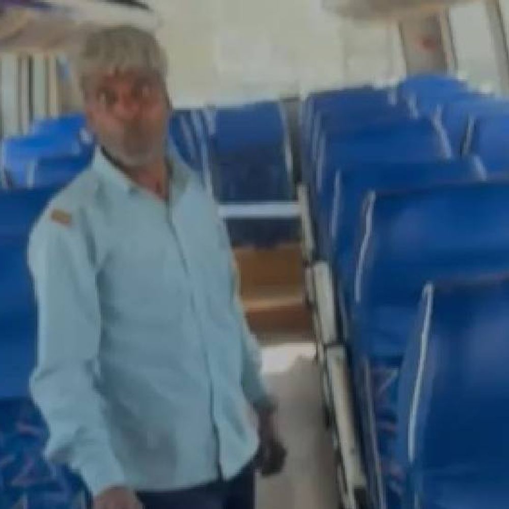 नोएडा में UKG का छात्र 7 घंटे बस में बंद:एमिटी इंटरनेशनल स्कूल का है मामला , ट्रांसपोर्टर और कर्मचारी निलंबित