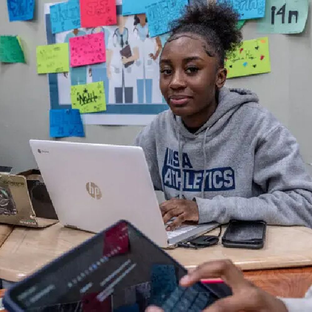 स्कूल में ‘एआई का ड्राइविंग लाइसेंस’:शिक्षक चैट्बॉट्स का सही इस्तेमाल करना सिखा रहे ताकि कमान छात्रों के हाथ में रहे, वॉशिंगटन पार्क स्कूल ने शुरू किया अनूठा कोर्स