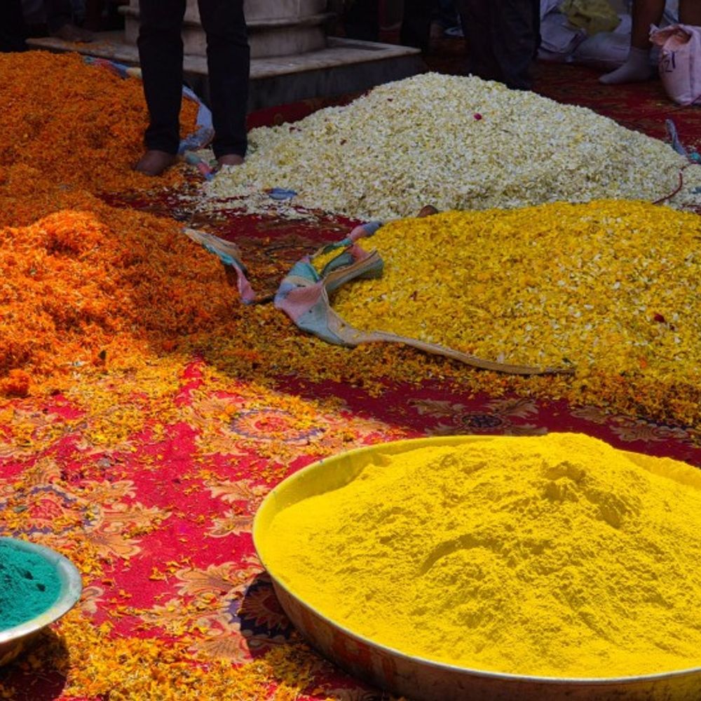 श्री कृष्ण जन्मस्थान पर आज फूलों से खेली जाएगी होली:रसिया गायन एवं नृत्य होगा, देखने के लिए देश -विदेश से पहुंचे श्रद्धालु