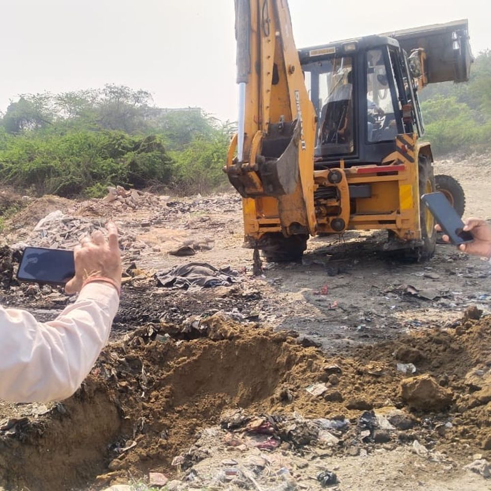 आगरा में मिलावटखोरों पर FSDA का चला बुलडोजर:209 किलो मिठाई कराई नष्ट, होली को लेकर अभियान जारी